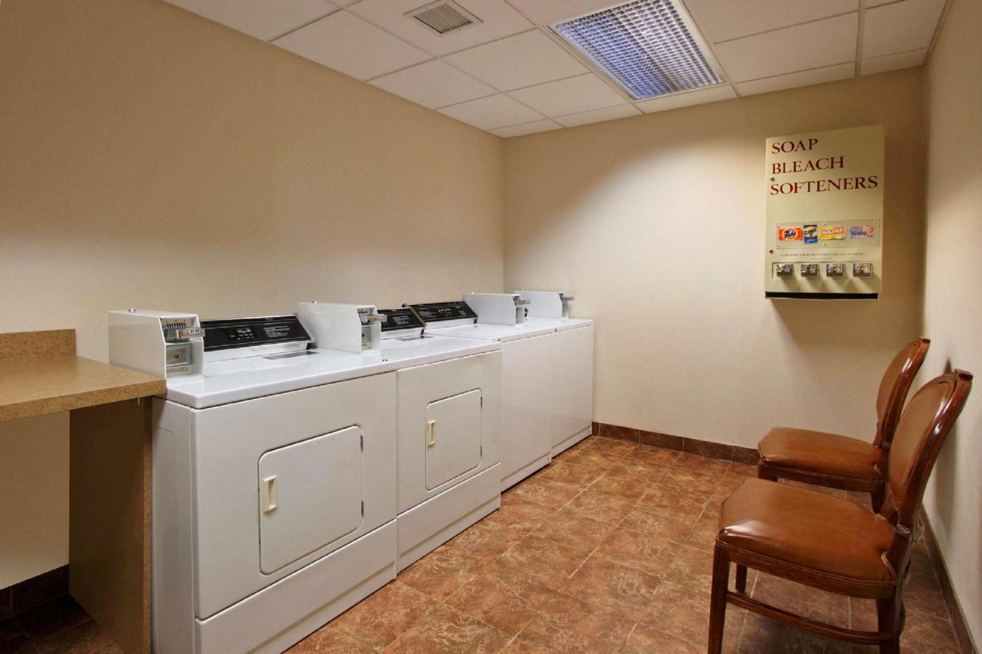 Hampton Inn & Suites Newtown Yardley Экстерьер фото