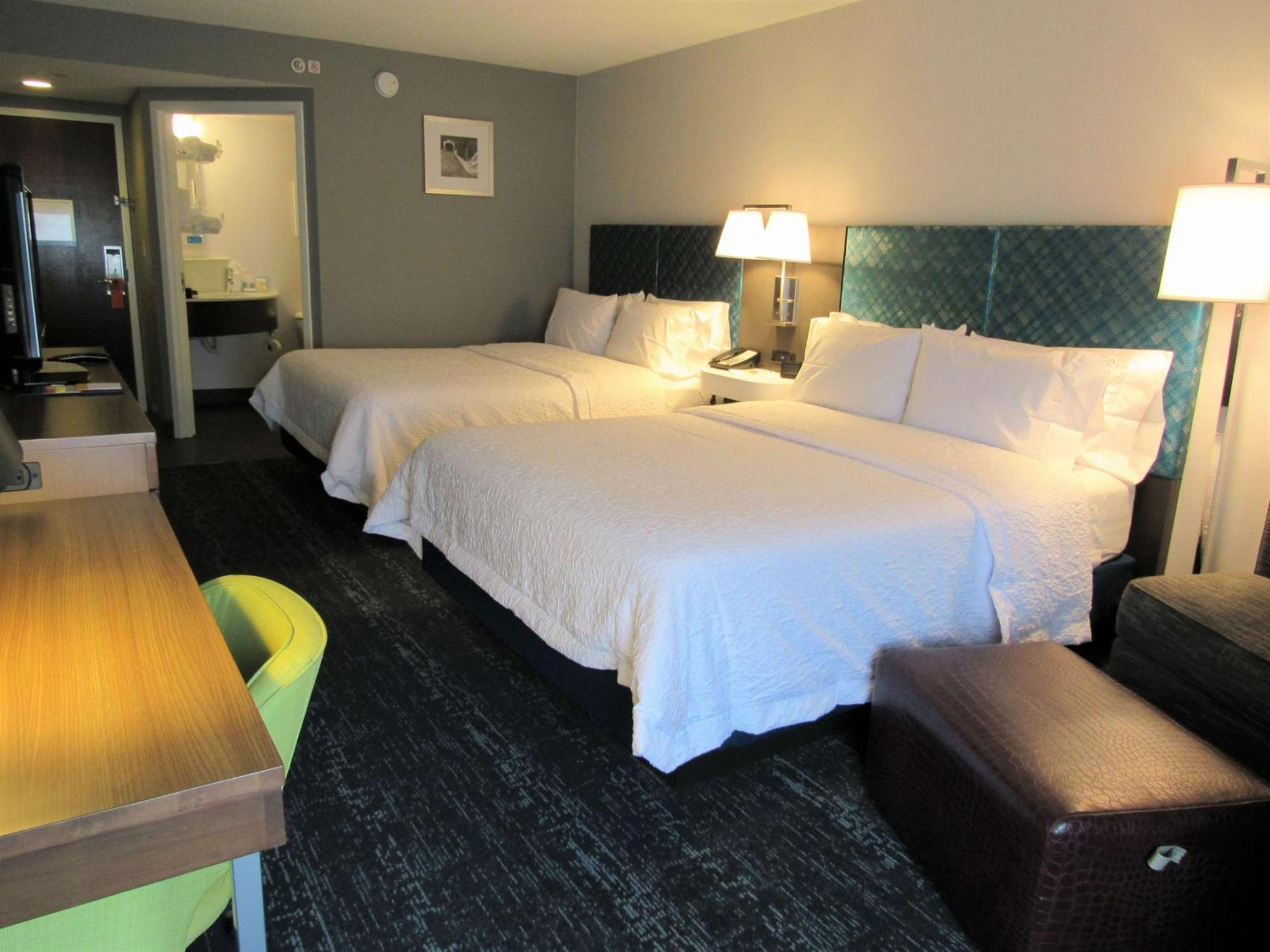 Hampton Inn & Suites Newtown Yardley Экстерьер фото