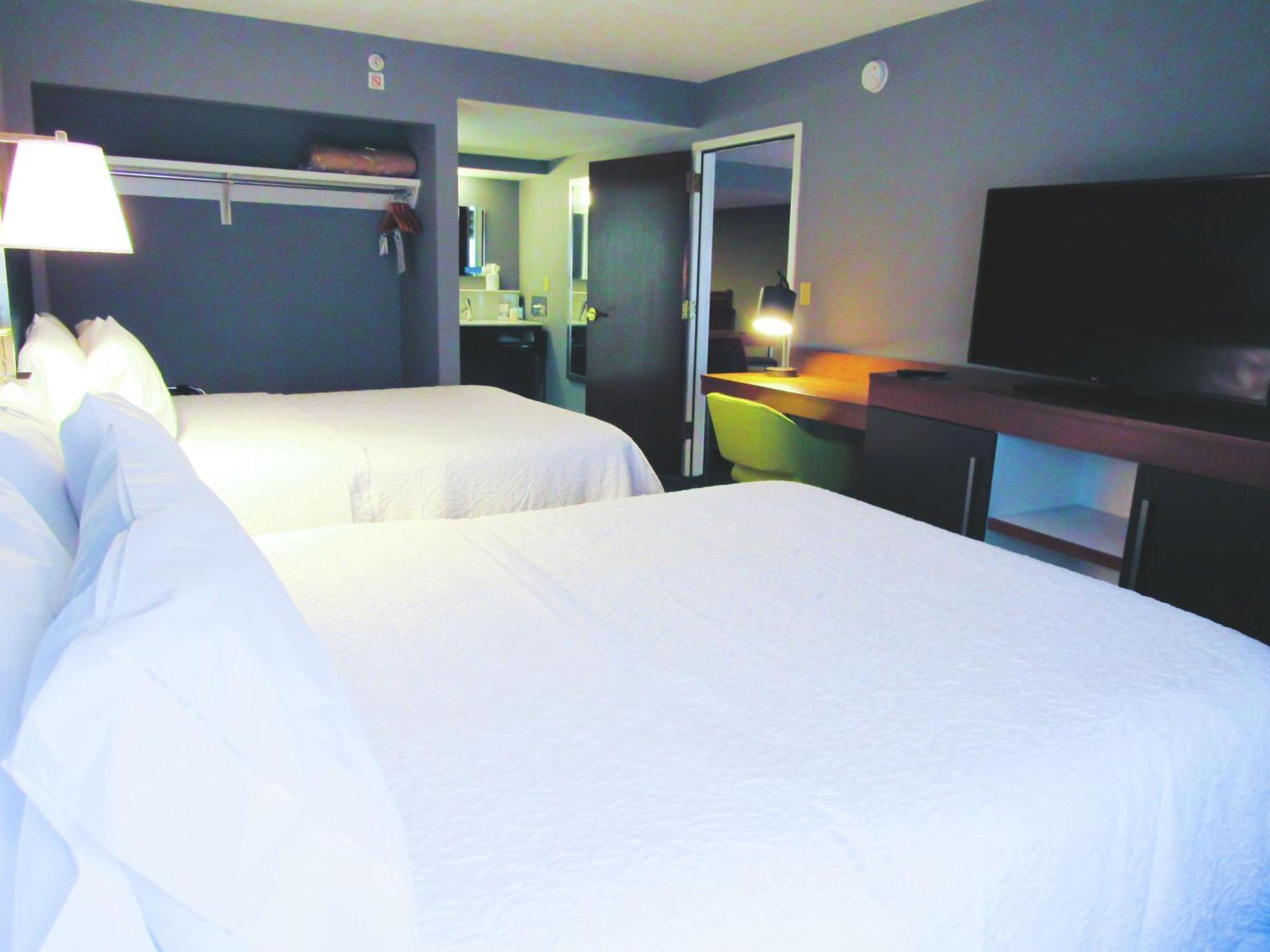 Hampton Inn & Suites Newtown Yardley Экстерьер фото