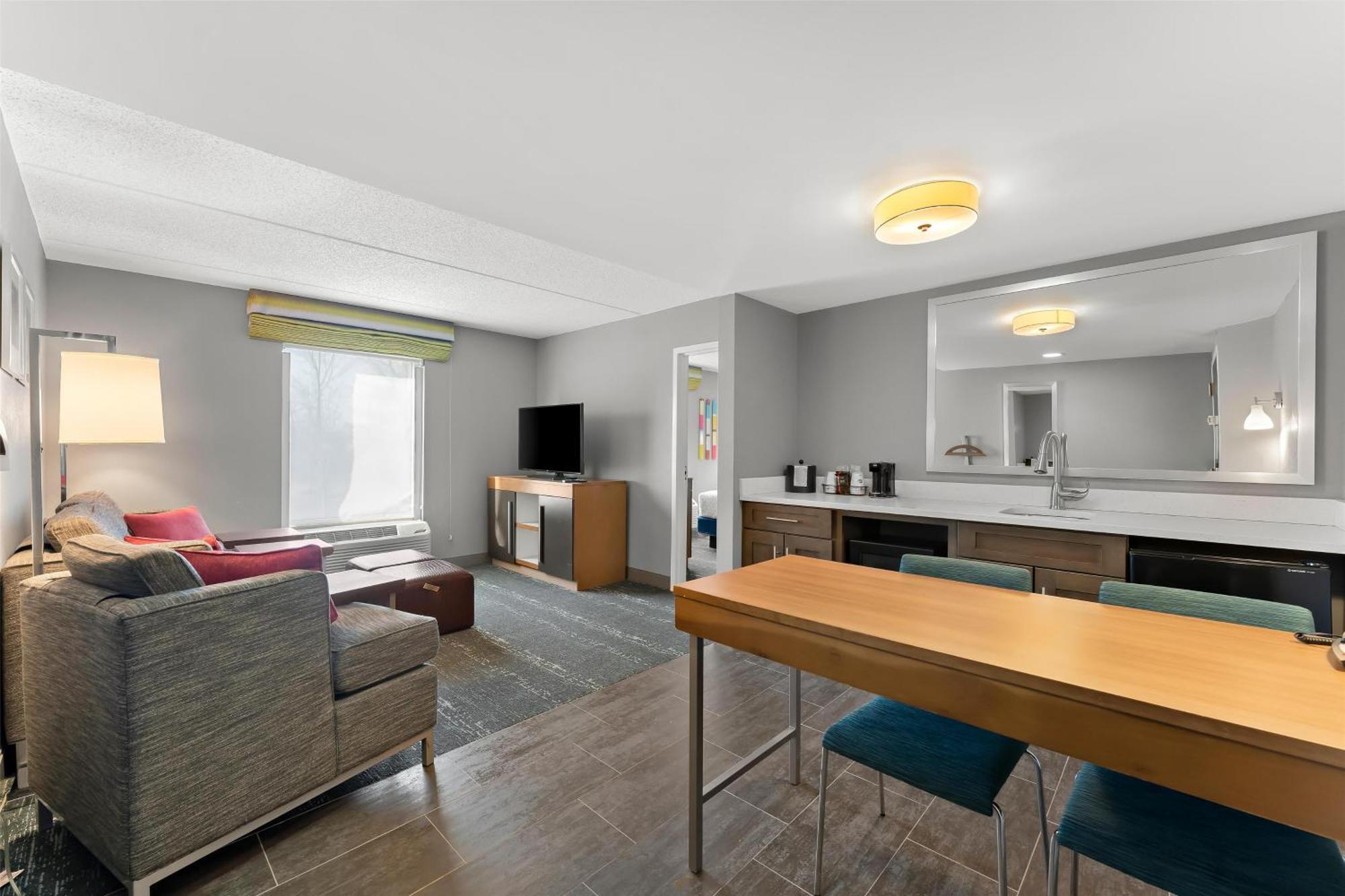 Hampton Inn & Suites Newtown Yardley Экстерьер фото