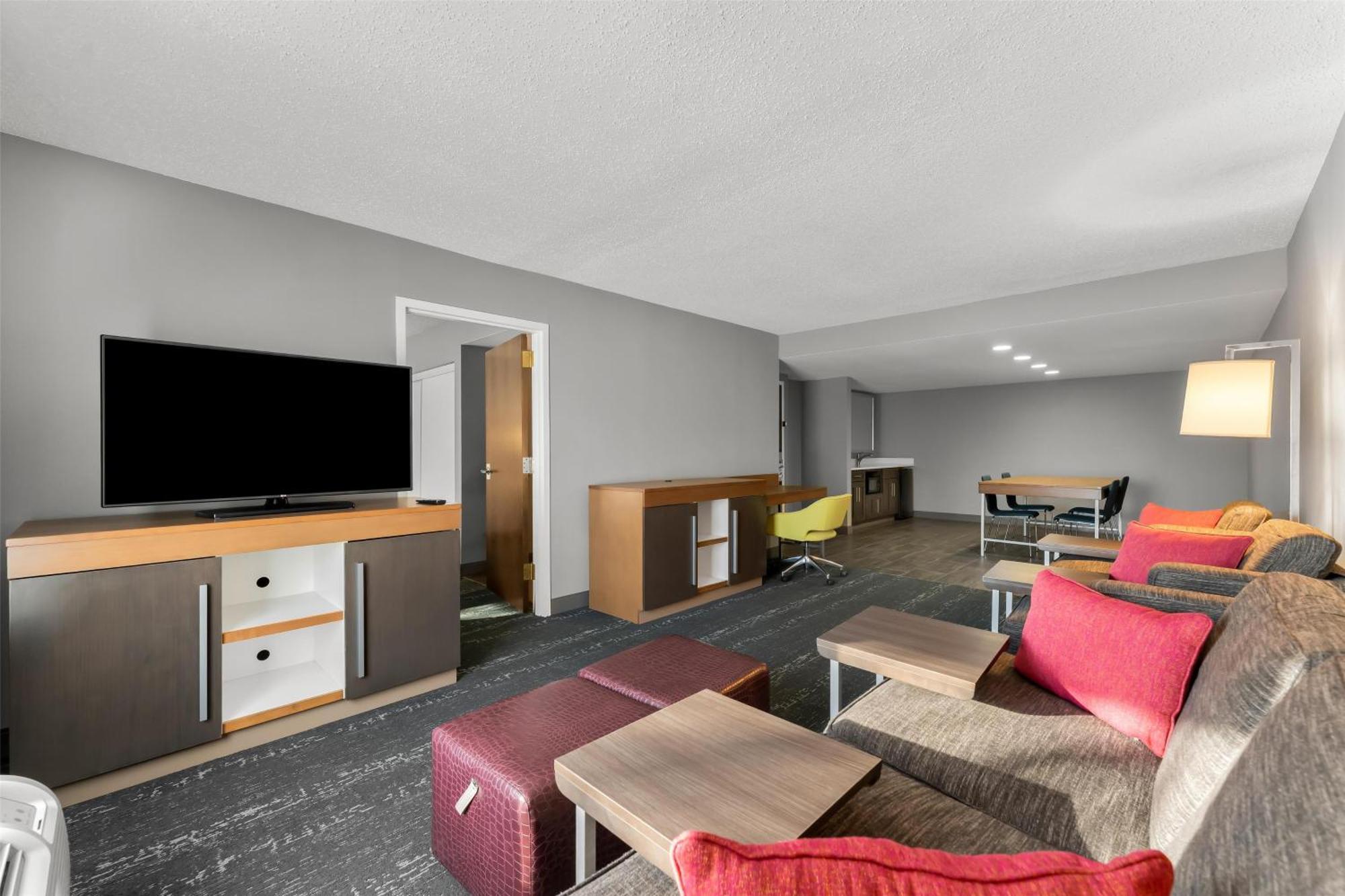 Hampton Inn & Suites Newtown Yardley Экстерьер фото