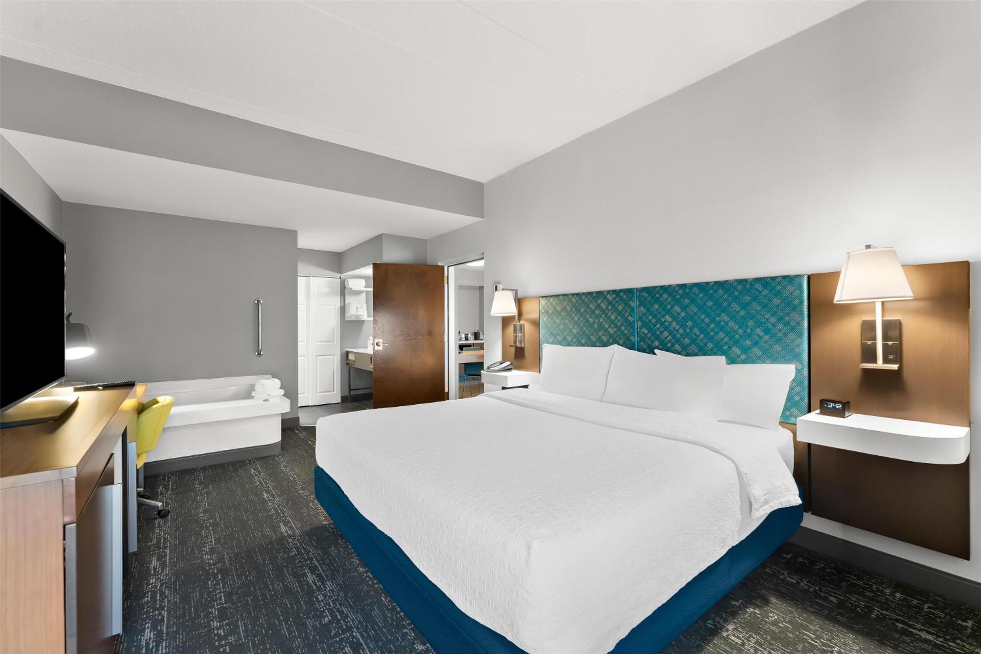 Hampton Inn & Suites Newtown Yardley Экстерьер фото