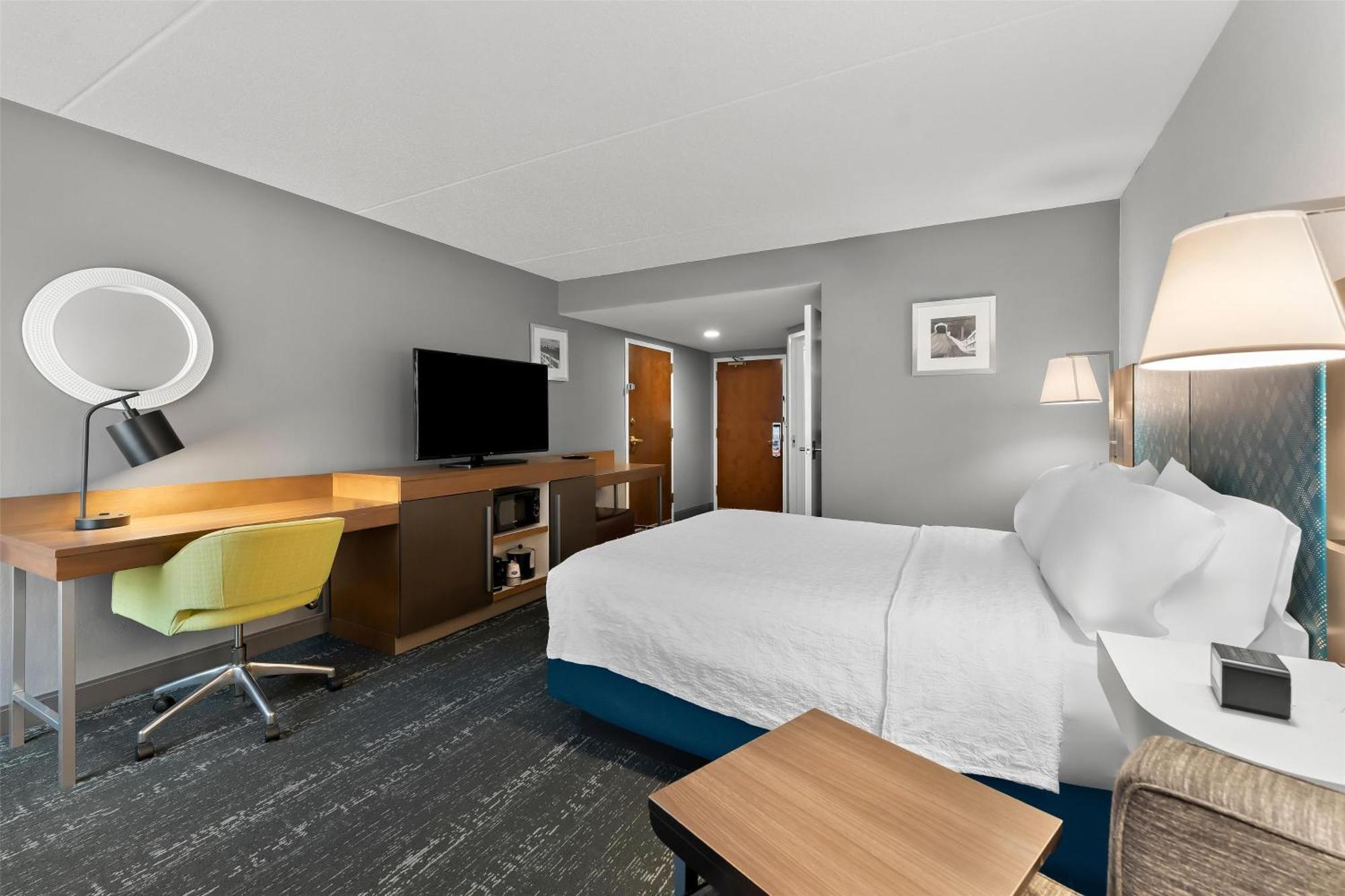 Hampton Inn & Suites Newtown Yardley Экстерьер фото