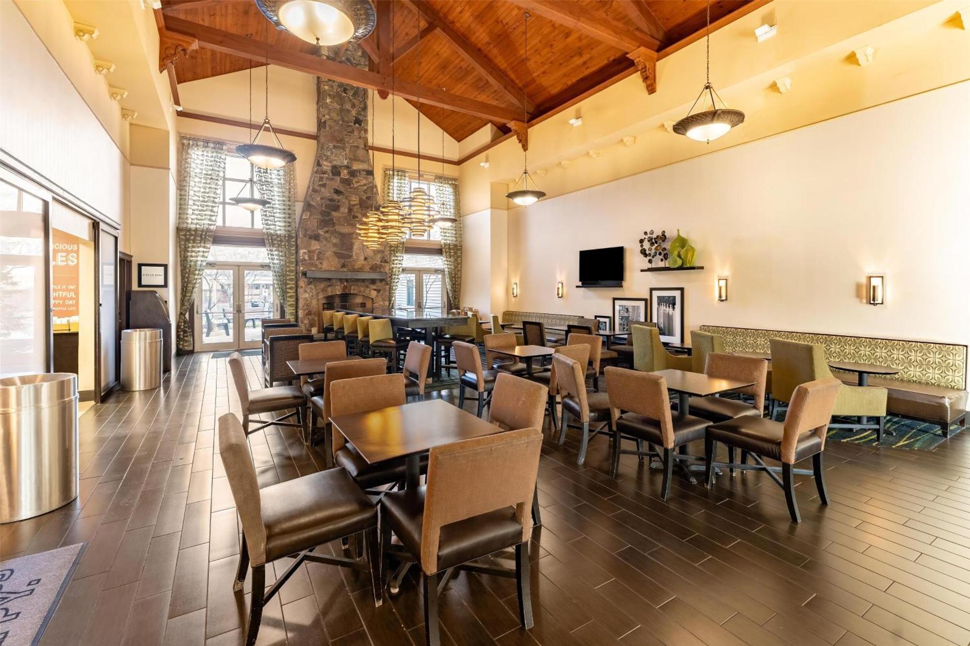 Hampton Inn & Suites Newtown Yardley Экстерьер фото